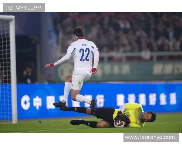 球星在足球赛中获胜意外脱裤成焦点引发全场热议