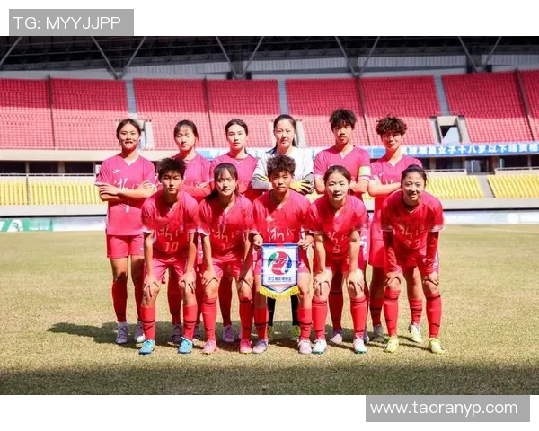 中国女足明星球员风采展现 精彩瞬间尽显足球场上英姿